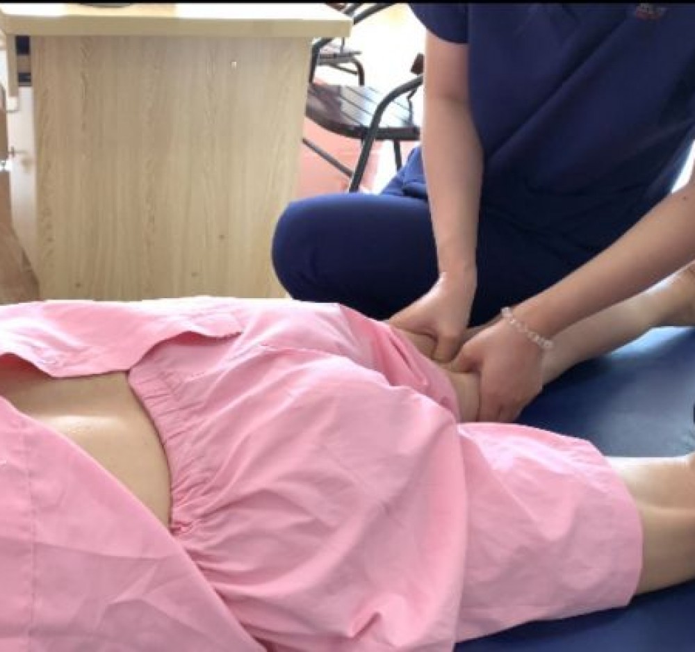 Hình ảnh chuyên gia đang điều trị cho bệnh nhân 