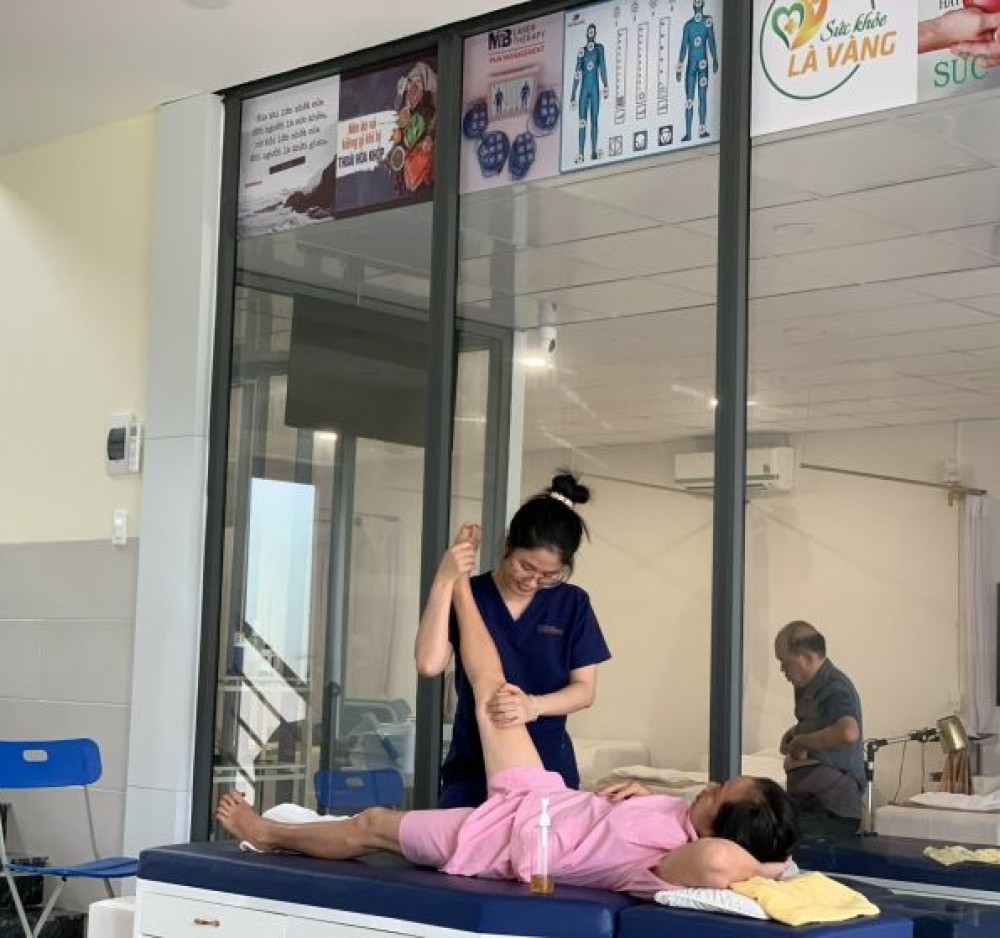ĐIỀU TRỊ - CỨNG KHỚP GỐI SAU PHẪU THUẬT ĐỨT DÂY CHẰNG
